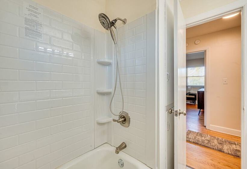 Spacious Lexington Abode W/ Pool Table & Fireplace