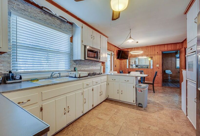 Spacious Lexington Abode W/ Pool Table & Fireplace