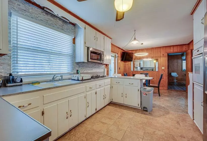 Spacious Lexington Abode W/ Pool Table & Fireplace