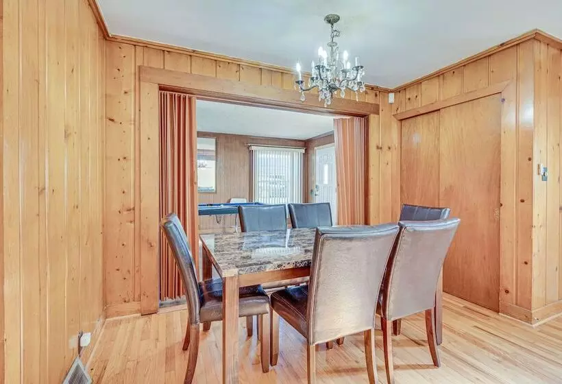 Spacious Lexington Abode W/ Pool Table & Fireplace