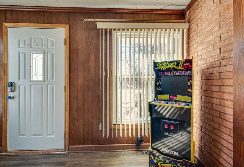 Spacious Lexington Abode W/ Pool Table & Fireplace