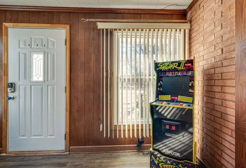 Spacious Lexington Abode W/ Pool Table & Fireplace