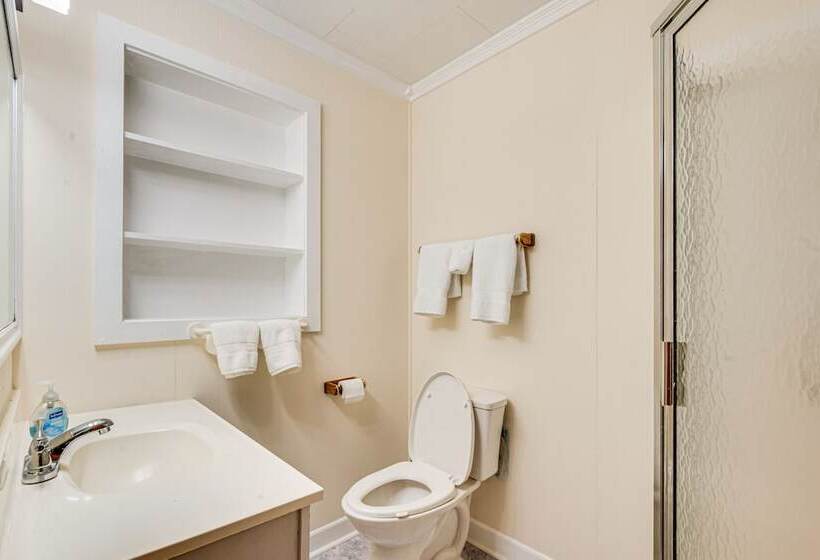 Spacious Lexington Abode W/ Pool Table & Fireplace