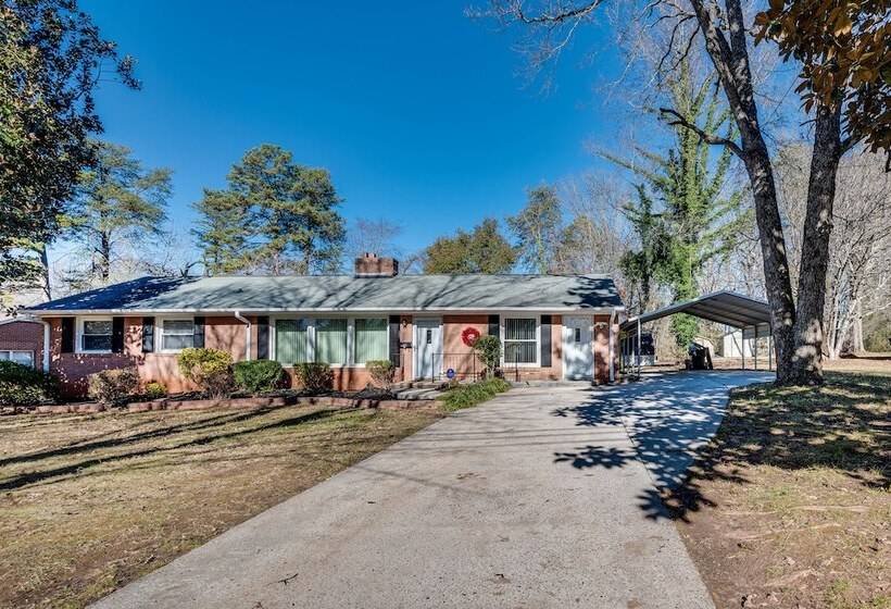 Spacious Lexington Abode W/ Pool Table & Fireplace
