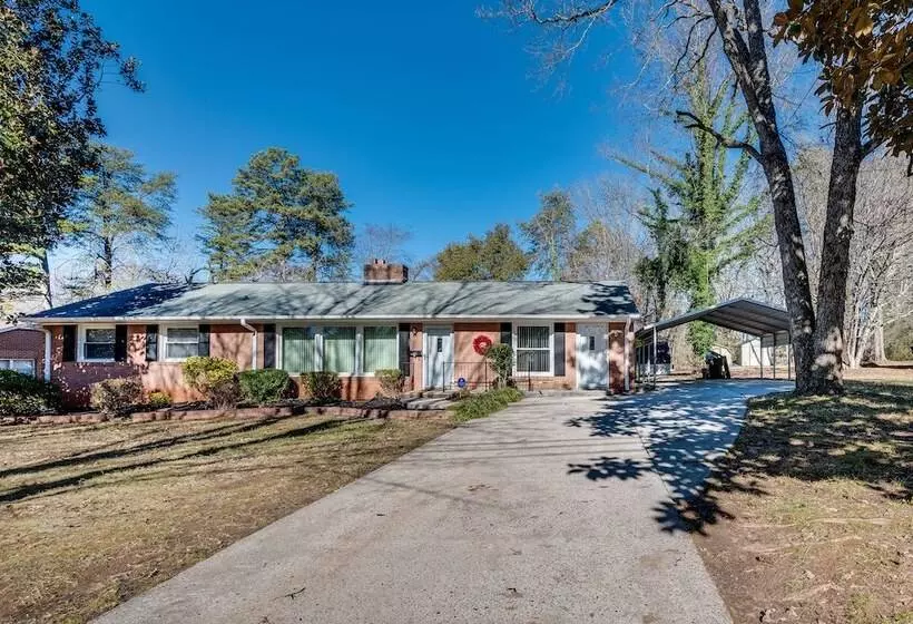 Spacious Lexington Abode W/ Pool Table & Fireplace