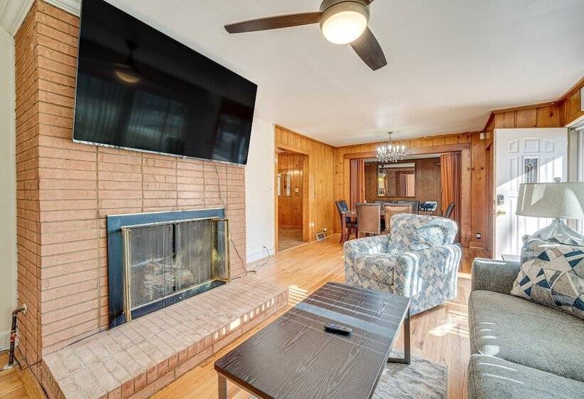Spacious Lexington Abode W/ Pool Table & Fireplace