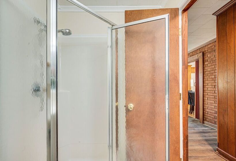 Spacious Lexington Abode W/ Pool Table & Fireplace