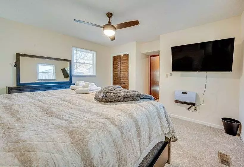 Spacious Lexington Abode W/ Pool Table & Fireplace