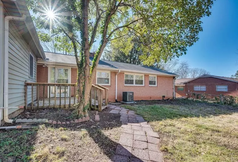 Spacious Lexington Abode W/ Pool Table & Fireplace