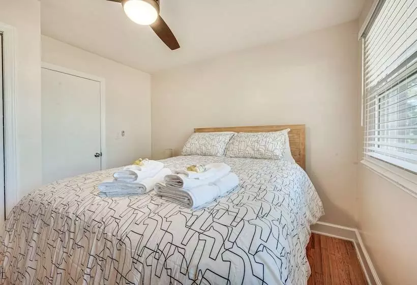 Spacious Lexington Abode W/ Pool Table & Fireplace