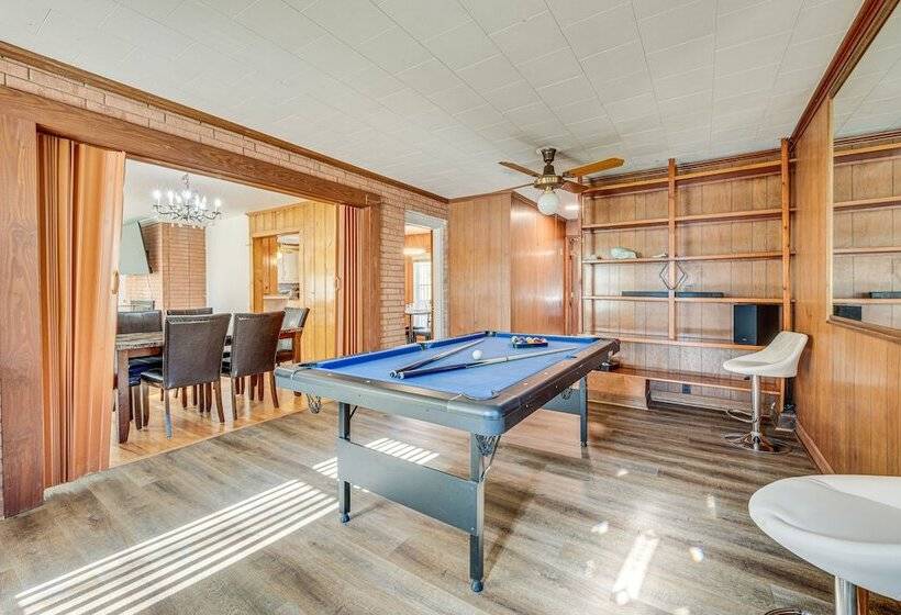 Spacious Lexington Abode W/ Pool Table & Fireplace