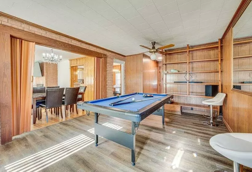 Spacious Lexington Abode W/ Pool Table & Fireplace