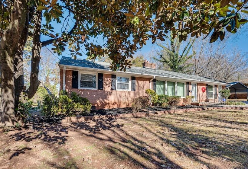 Spacious Lexington Abode W/ Pool Table & Fireplace