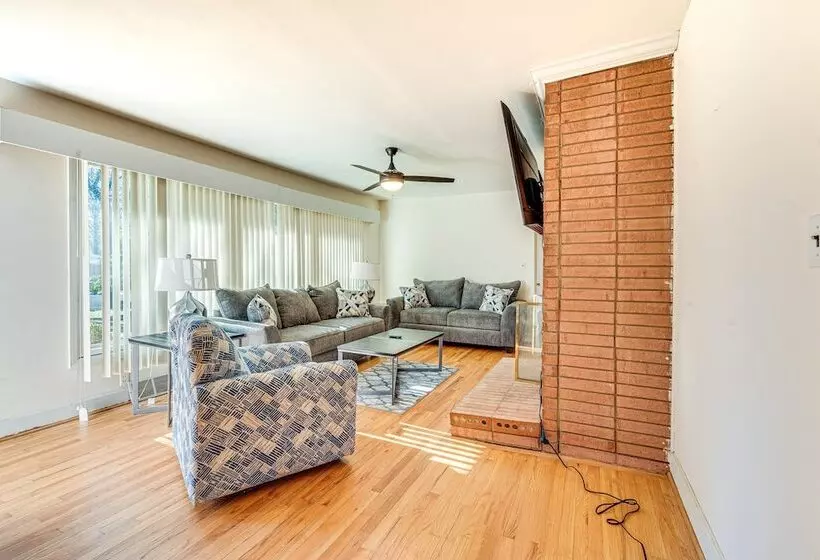 Spacious Lexington Abode W/ Pool Table & Fireplace