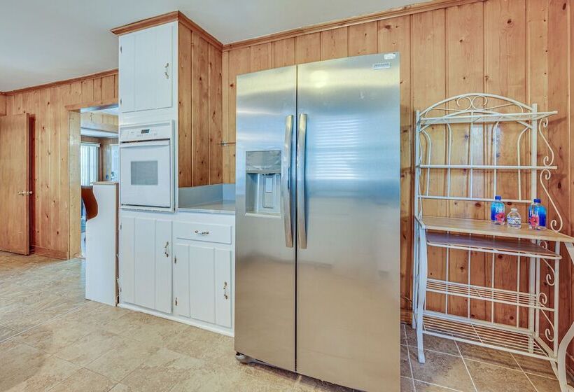 Spacious Lexington Abode W/ Pool Table & Fireplace