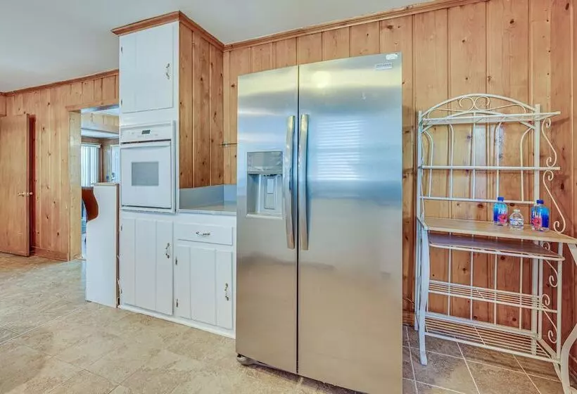 Spacious Lexington Abode W/ Pool Table & Fireplace