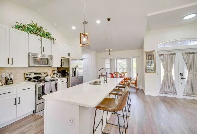 Sunny Palm Bay Home W/ Screened Porch Near Beaches