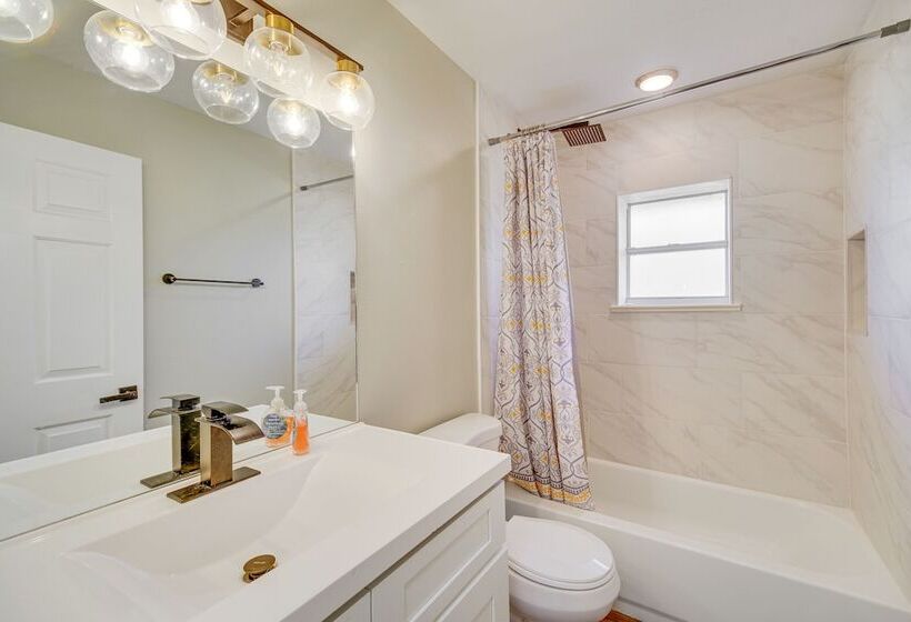 Sunny Palm Bay Home W/ Screened Porch Near Beaches