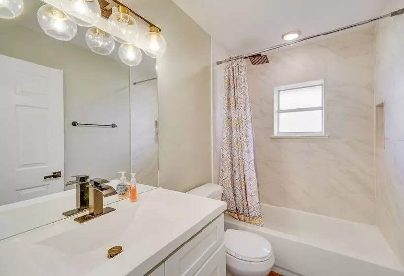Sunny Palm Bay Home W/ Screened Porch Near Beaches