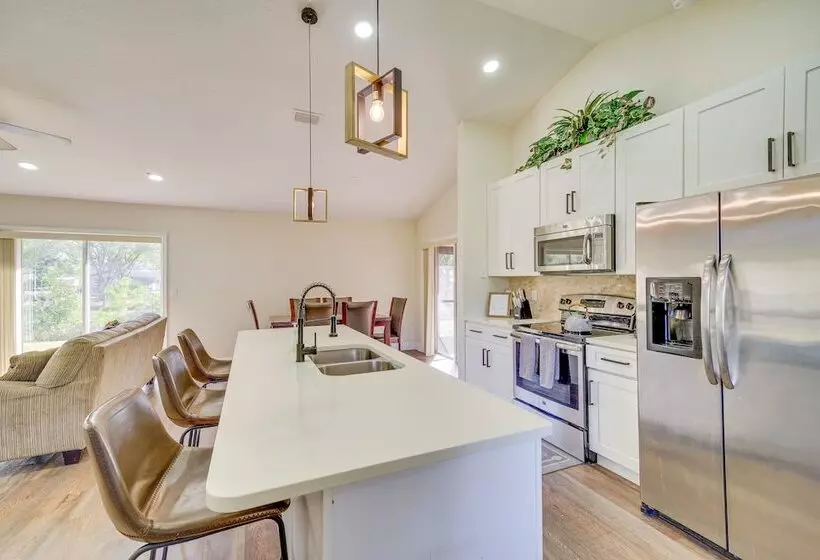 Sunny Palm Bay Home W/ Screened Porch Near Beaches