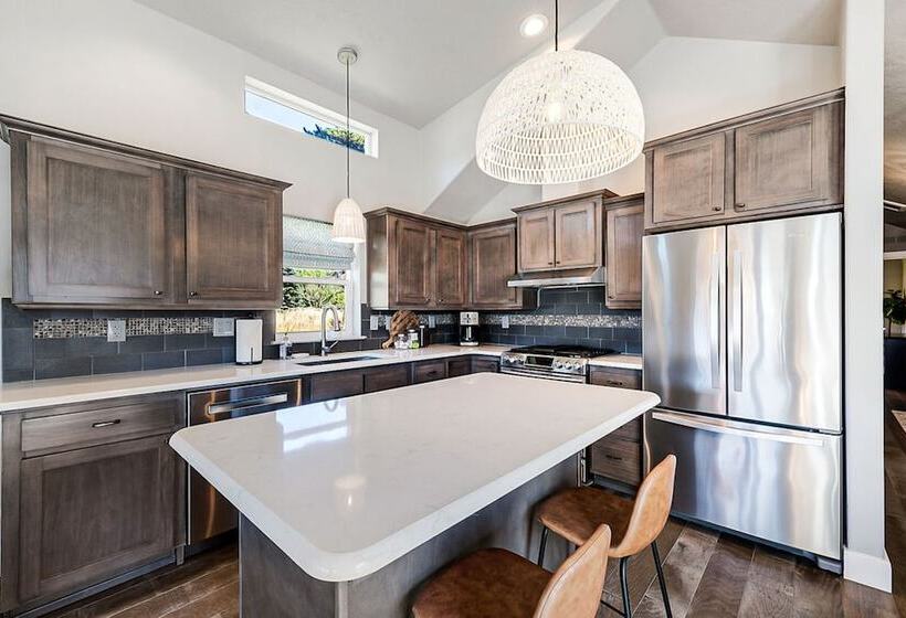 Sweet Seaview Home: Near Beach & Trailhead!