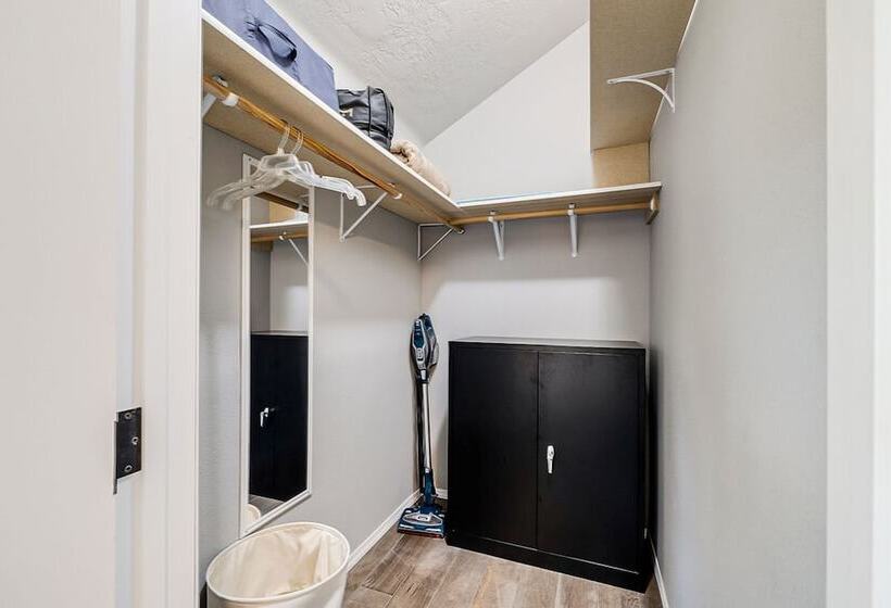 Sweet Seaview Home: Near Beach & Trailhead!