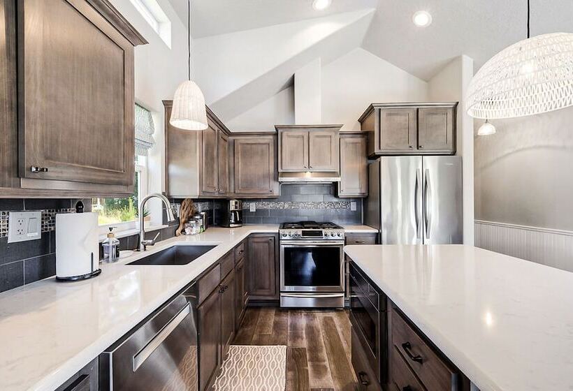 Sweet Seaview Home: Near Beach & Trailhead!