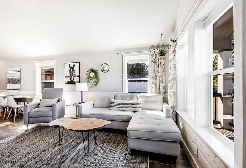 Sweet Seaview Home: Near Beach & Trailhead!