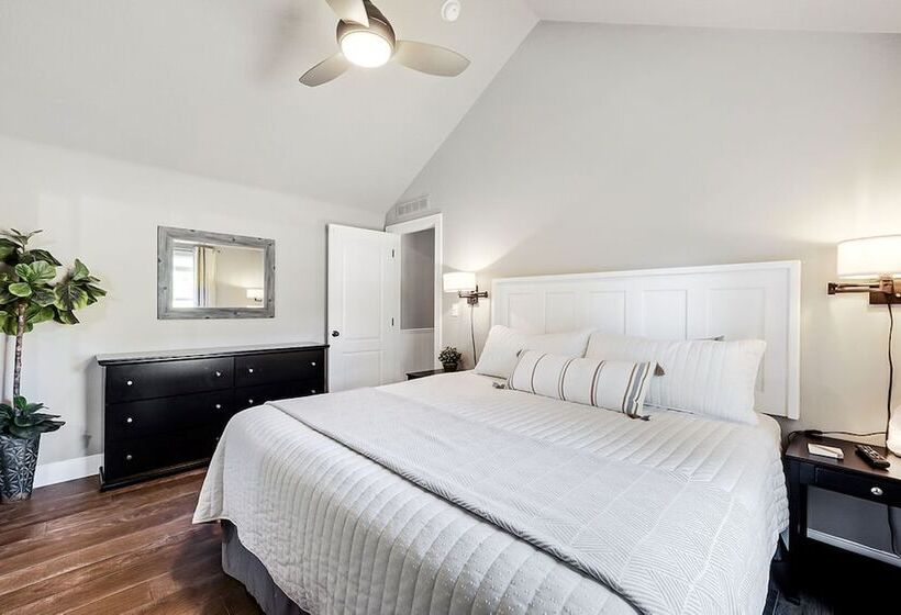 Sweet Seaview Home: Near Beach & Trailhead!