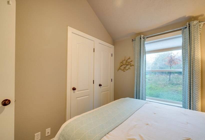 Sweet Seaview Home: Near Beach & Trailhead!