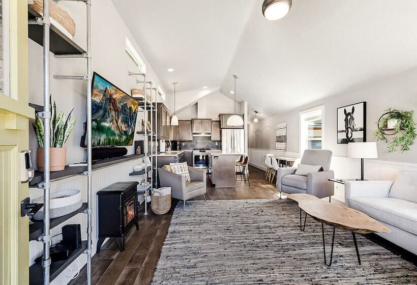 Sweet Seaview Home: Near Beach & Trailhead!