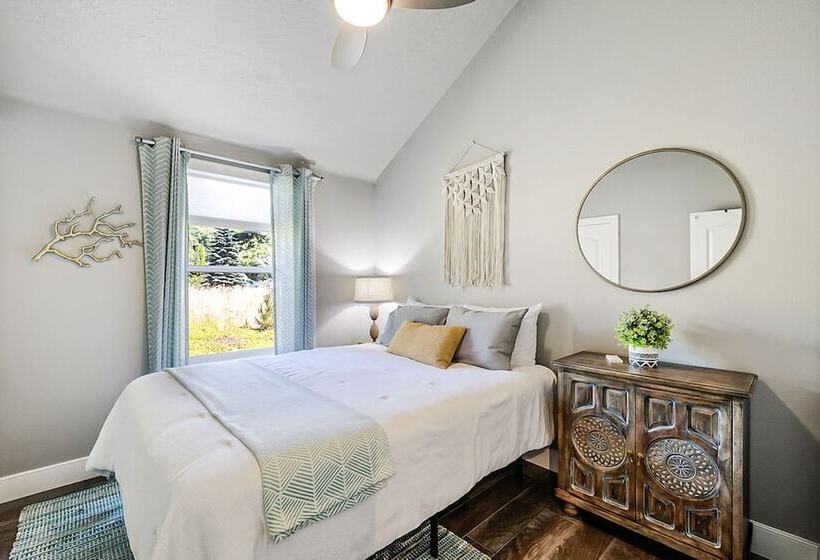 Sweet Seaview Home: Near Beach & Trailhead!