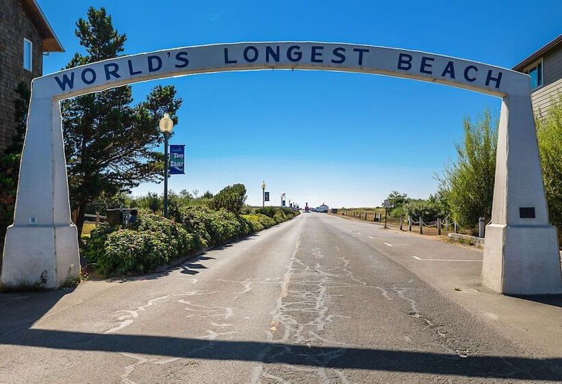 Sweet Seaview Home: Near Beach & Trailhead!