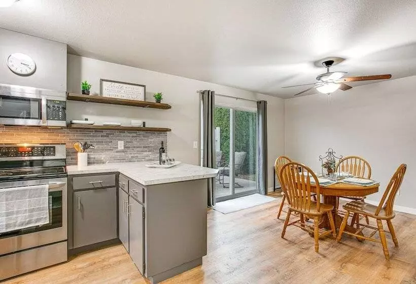 Updated Duplex Home < 1 Mi To Downtown Enumclaw!