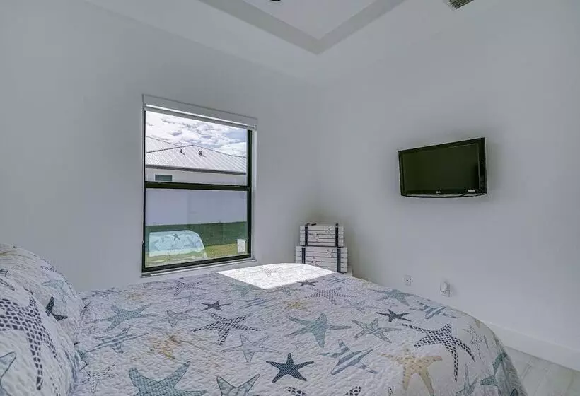 Dock + Lanai: Waterfront Escape In Cape Coral!