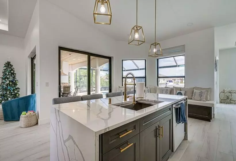 Dock + Lanai: Waterfront Escape In Cape Coral!