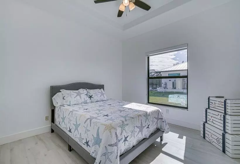 Dock + Lanai: Waterfront Escape In Cape Coral!