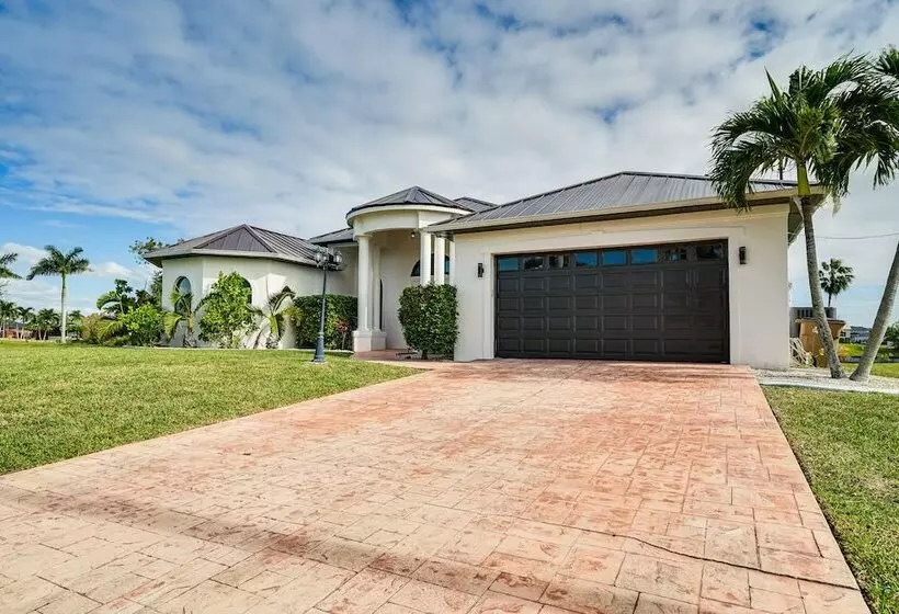Dock + Lanai: Waterfront Escape In Cape Coral!