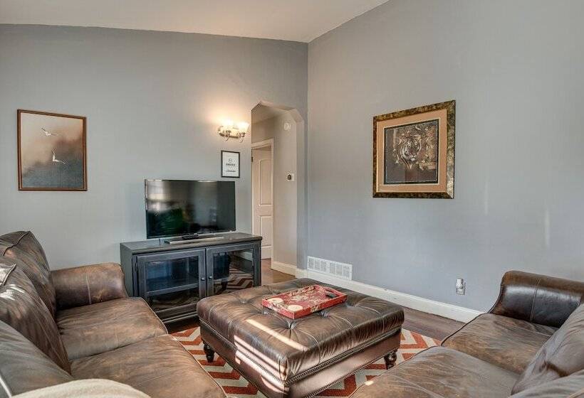 Well Equipped Atlanta Home With Deck!