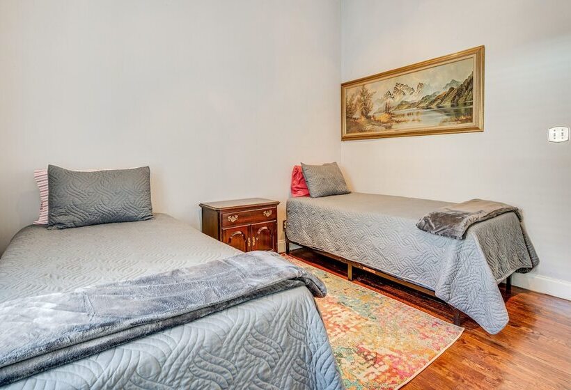 Well Equipped Atlanta Home With Deck!