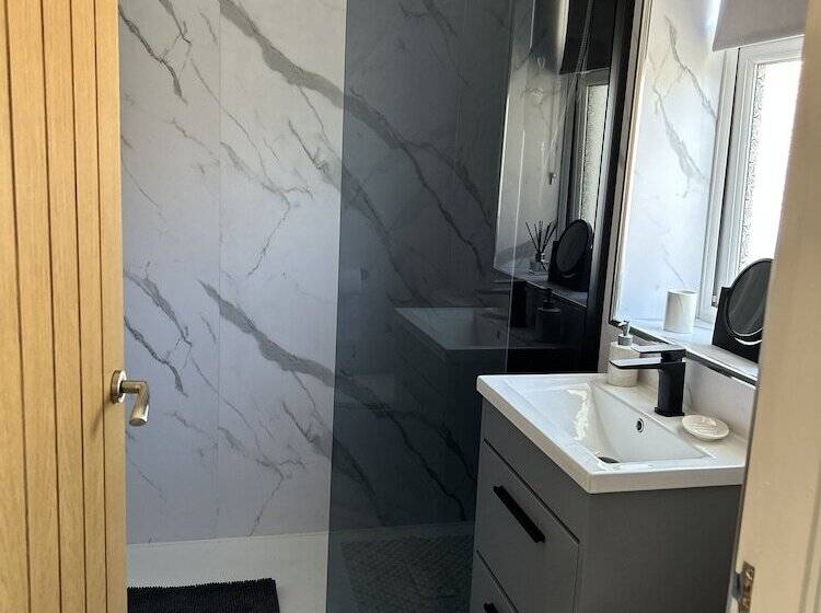 Beautiful 2 Bed Cottage In Heysham Village