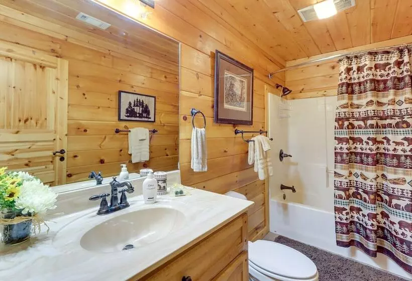Mineral Bluff  Bear Ridge Cabin  W/ Hot Tub!