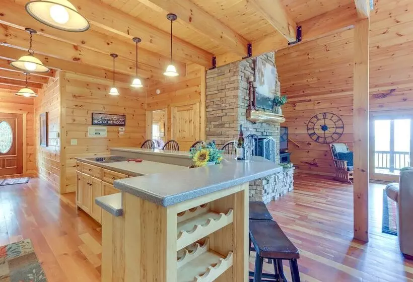 Mineral Bluff  Bear Ridge Cabin  W/ Hot Tub!