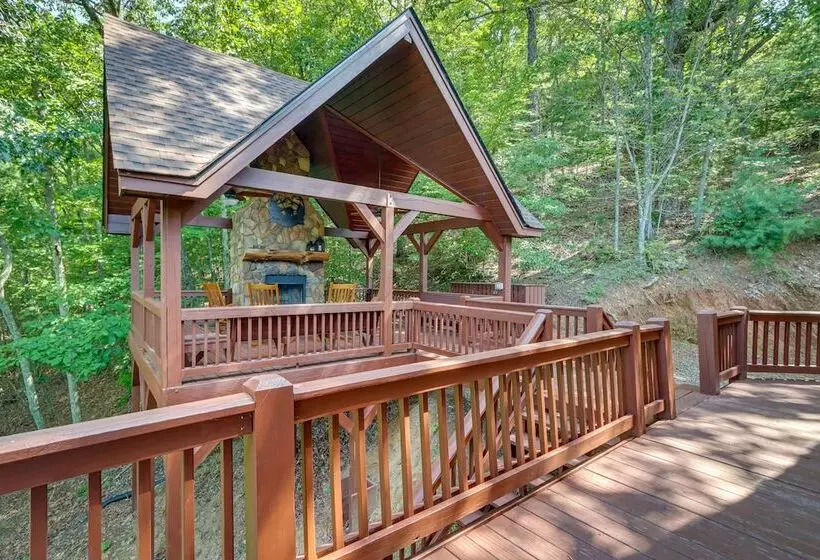 Mineral Bluff  Bear Ridge Cabin  W/ Hot Tub!