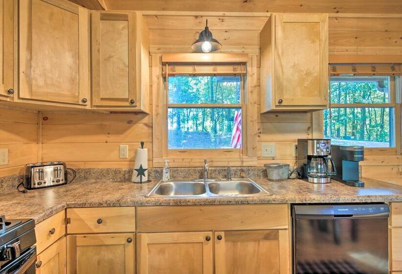 Blue Ridge Hideaway W/ Fire Pit & Mtn Views!