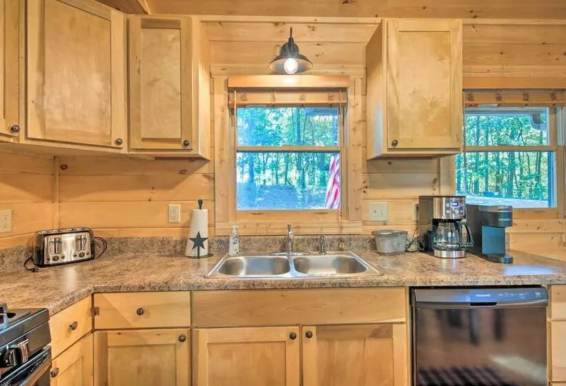 Blue Ridge Hideaway W/ Fire Pit & Mtn Views!