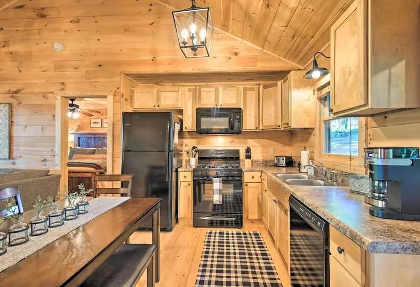 Blue Ridge Hideaway W/ Fire Pit & Mtn Views!