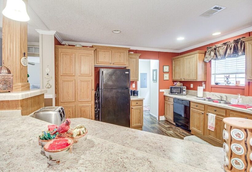 Wfh Friendly Gem With Outdoor Spaces In Claxton