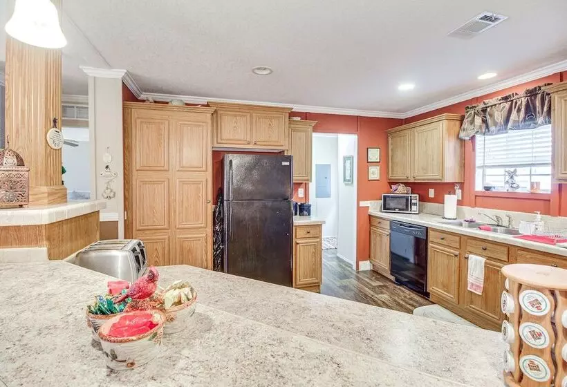 Wfh Friendly Gem With Outdoor Spaces In Claxton