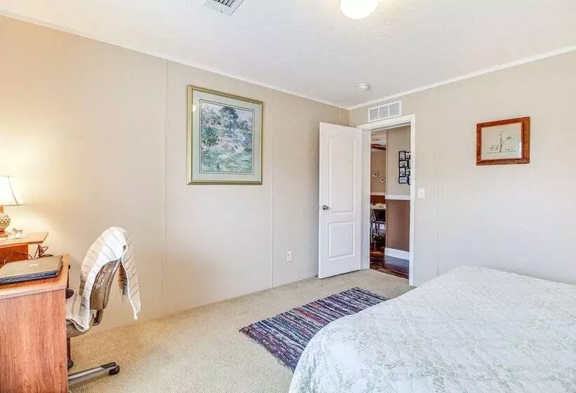 Wfh Friendly Gem With Outdoor Spaces In Claxton